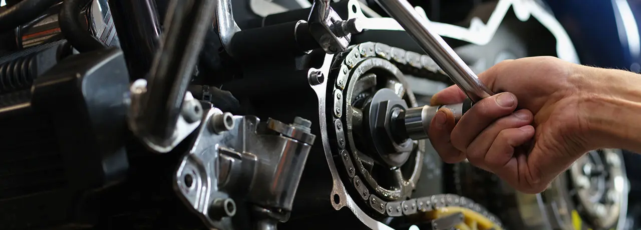 バイク整備中イメージ